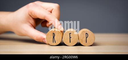 Blocchi di legno RFP - richiesta di proposta. Una richiesta documentata di un'organizzazione interessata all'acquisto di beni o servizi. Affari e fi Foto Stock
