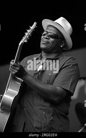 TAJ MAHAL si esibisce con una chitarra acustica al MONTEREY JAZZ FESTIVAL - CALIFORNIA Foto Stock