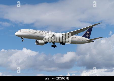 Saudia Boeing 787-9 Dreamliner atterra a Londra Heathrow. Londra, 6 agosto 2023 Foto Stock