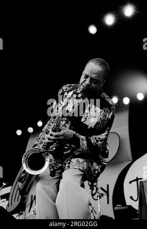 GROVER WASHINGTON JR. Suona il sassofono al MONTEREY JAZZ FESTIVAL DI MONTEREY, CALIFORNIA Foto Stock