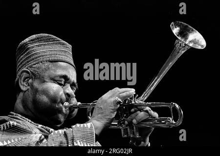 DIZZY GELLESPIE suona la tromba al MONTEREY JAZZ FESTIVAL DI MONTEREY, CALIFORNIA Foto Stock