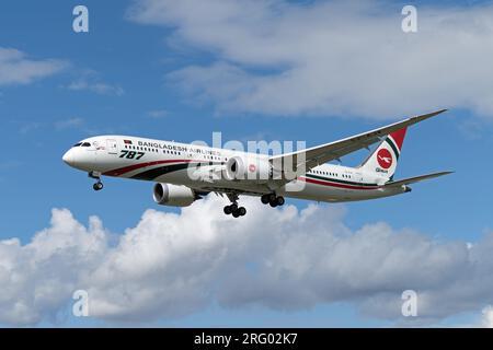 Biman Bangladesh Airlines Boeing 787-9 Dreamliner atterra a Londra Heathrow. Londra, 6 agosto 2023 Foto Stock