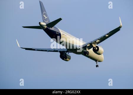 Helsinki / Finlandia - 5 AGOSTO 2023: Airbus A320, operato dalla Lufthansa, si avvicina all'aeroporto durante il tramonto. Foto Stock