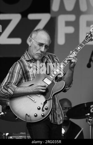 LARRY CARLTON suona la chitarra morto per la SAPPHIRE BLUES BAND al MONTEREY JAZZ FESTIVAL Foto Stock