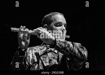 Il FLAUTISTA ORLANDO VALLE, conosciuto come MARACA, suona il jazz afro-cubano al 51° MONTEREY JAZZ FESTIVAL DI MONTEREY, CALIFORNIA Foto Stock