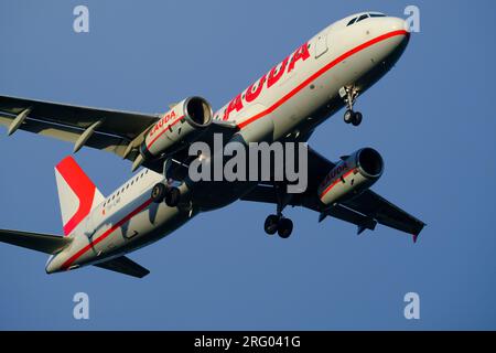 Helsinki / Finlandia - 5 AGOSTO 2023: Airbus A320, operato da Lauda Europe, si avvicina all'aeroporto durante il tramonto. Foto Stock