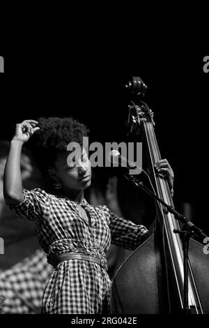 ESPERANZA SPALDING esegue al 2009 MONTEREY JAZZ FESTIVAL - California Foto Stock