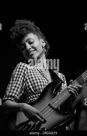 ESPERANZA SPALDING esegue al 2009 MONTEREY JAZZ FESTIVAL - California Foto Stock