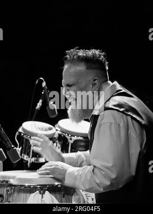 MANOLO BARENA gioca precussion per JAHMAD JAMAL sul Jimy Lione tappa - 2010 MONTEREY JAZZ FESTIVAL, CALIFORNIA Foto Stock