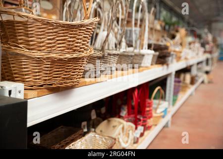 Cestini di vimini sugli scaffali in deposito Foto Stock