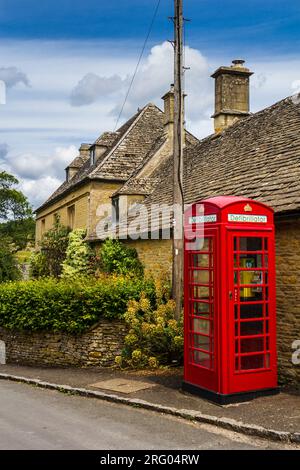 Cabina telefonica, Upper Slaughter, i Costwolds, Inghilterra Foto Stock