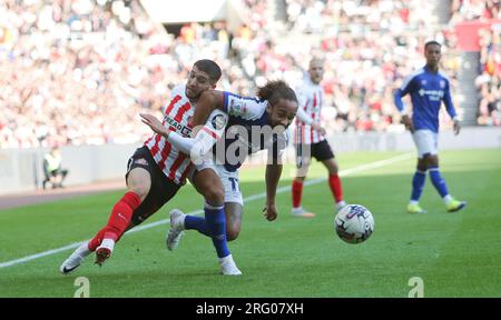 Il Lynden Gooch di Sunderland è sfidato dal Marcus Harness di Ipswich Town durante il match per il campionato Sky Bet tra Sunderland e Ipswich Town allo Stadium of Light, Sunderland domenica 6 agosto 2023. (Foto: Michael driver | mi News) crediti: MI News & Sport /Alamy Live News Foto Stock