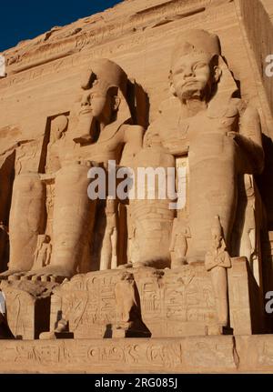 Africa, Egitto, Assuan. Il grande Tempio di Ramses II nel villaggio di Abu Simbel. Foto Stock