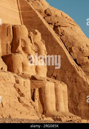 Africa, Egitto, Assuan. Il grande Tempio di Ramses II nel villaggio di Abu Simbel. Foto Stock