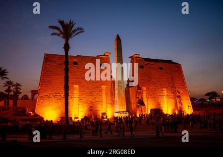 Africa, Egitto, Luxor. Vista delle rovine del Tempio di Luxor, conosciuto come il più significativo centro religioso in Egitto. Foto Stock