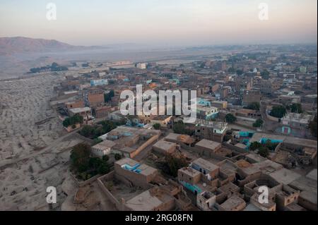 Africa, Egitto, Luxor. Vista aerea sulla Valle dei Re all'alba. Foto Stock