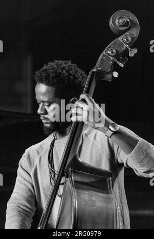 CHRIS Smith gioca base per TIA FULLER'S Taglio diamante effettuando in corrispondenza della 61a Monterey Jazz Festival - Monterey, California Foto Stock