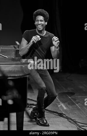 JON BATISTA CON LA DAP-KINGS esibirsi sul palco principale in corrispondenza della 61a Monterey Jazz Festival - Monterey, California Foto Stock