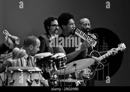 JON BATISTA CON LA DAP-KINGS esibirsi sul palco principale in corrispondenza della 61a Monterey Jazz Festival - Monterey, California Foto Stock