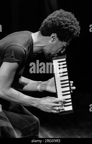 JON BATISTA CON LA DAP-KINGS esibirsi sul palco principale in corrispondenza della 61a Monterey Jazz Festival - Monterey, California Foto Stock