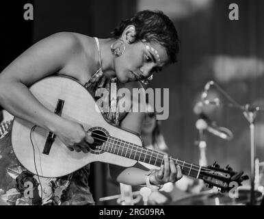 MARIA FERNANDA GONZALEZ OLIVO gioca bandola LADAMA esegue in corrispondenza della 61a MONTEREY JAZZ FESTIVAL - Monterey, California Foto Stock