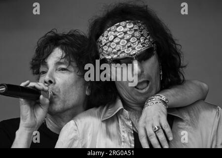 JIM RIDDICK nel ruolo di Keith Richards e RUDY COLOMBINI nel ruolo di Mick Jagger con The UNAUTHORIZED ROLLING STONES - SUMMER OF LOVE FESTIVAL (MONTEREY POP FESTIVAL) Foto Stock