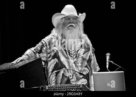 Leon Russell gioca al tramonto Centro - Carmelo, California Foto Stock