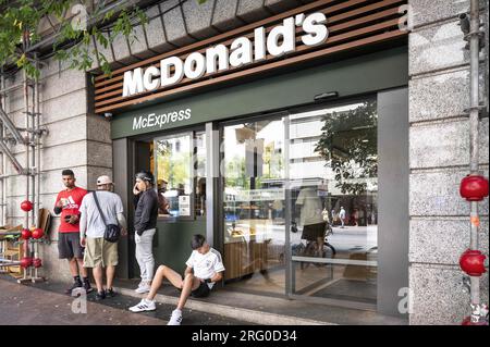 Madrid, Spagna. 2 agosto 2023. I lavoratori della Start-up spagnola, Glovo, attendono presso la multinazionale americana McDonald's, la catena di ristoranti di hamburger fast-food, affinché gli ordini siano pronti per essere ritirati in Spagna. (Immagine di credito: © Xavi Lopez/SOPA Images via ZUMA Press Wire) SOLO PER USO EDITORIALE! Non per USO commerciale! Foto Stock