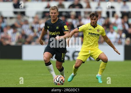 Matt Ritchie del Newcastle United e Adria Altimira del Villareal durante la partita di Sela Cup tra il Newcastle United e il Villareal CF a St. James's Park, Newcastle domenica 6 agosto 2023. (Foto: Mark Fletcher | mi News) crediti: MI News & Sport /Alamy Live News Foto Stock