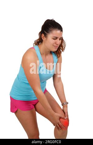 Donna sportiva che si lamenta da sola di dolore al ginocchio dopo aver corso su sfondo isolato Foto Stock