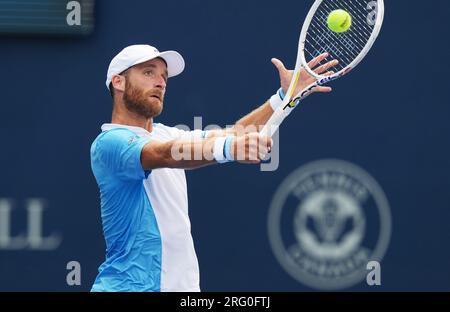 Toronto, Canada. 6 agosto 2023. La francese Constant Lestienne restituisce il pallone contro l'australiano Thanasi Kokkinakis durante il secondo turno della partita di qualificazione maschile al National Bank Open 2023 a Toronto, Canada, il 6 agosto 2023. Crediti: Zou Zheng/Xinhua/Alamy Live News Foto Stock