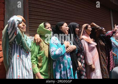 6 agosto 2023, Srinagar, Jammu e Kashmir, India: Gli abitanti del villaggio del Kashmir piangono mentre guardavano la processione funebre di un soldato dell'esercito indiano Waseem Ahmad, a Bandipora, a nord del Kashmir il 6 agosto 2023. Tre soldati indiani sono stati uccisi nella parte indiana del Kashmir durante uno scontro con sospetti militanti mentre la regione contesa ha segnato il quarto anniversario dell'imposizione diretta di nuova Delhi, ha detto la polizia il 5 agosto. (Immagine di credito: © Sajad Hameed/Pacific Press via ZUMA Press Wire) SOLO USO EDITORIALE! Non per USO commerciale! Foto Stock