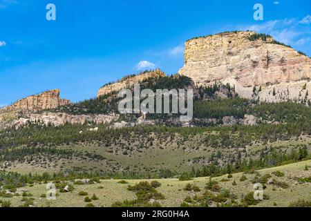 L'area ricreativa nazionale del Bighorn Canyon comprende montagne e solite formazioni rocciose. Questa eccezionale cascata si trova sopra le cascate Shell. Foto Stock