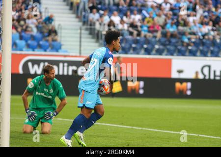 San Pietroburgo, Russia. 6 agosto 2023. Anton Shunin (1) della Dinamo e Du Queiroz (37) dello Zenit visti durante la partita di calcio della Premier League russa tra lo Zenit San Pietroburgo e la Dinamo Mosca alla Gazprom Arena. Zenit 2:3 Dynamo. Credito: SOPA Images Limited/Alamy Live News Foto Stock