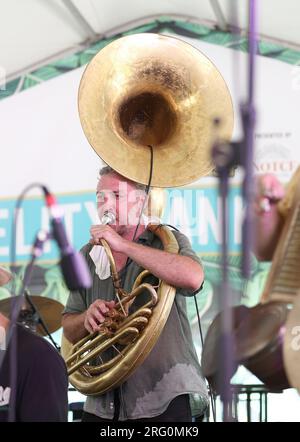 New Orleans, USA. 6 agosto 2023. I tuba Skinny si esibiscono sul Fidelity Bank Stage durante il Satchmo Summerfest presso la Old U.S. Mint di New Orleans, Louisiana, domenica 6 agosto 2023. (Foto di Peter G. Forest/Sipa USA) credito: SIPA USA/Alamy Live News Foto Stock