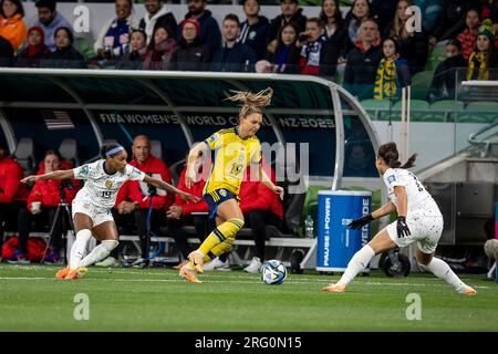 Melbourne, Melbourne, Australia. 6 agosto 2023. La centrocampista svedese JOHANNA RYTTING KANERYD #19 passa attraverso l'attaccante statunitense SOPHIA SMITH #11 e il difensore statunitense CRYSTAL DUNN #19 nella prima metà del round della Coppa del mondo FIFA WomenÃs 2023 contro la Svezia al Melbourne Rectangle Stadium di Melbourne, Australia. Il tempo regolare della partita è stato Svezia 0:0 USA. La Svezia ha vinto la partita con calci di rigore Svezia 0-5:0-4 USA. La Svezia avanza ai quarti di finale. (Immagine di credito: © Ira L. Black/ZUMA Press Wire) SOLO USO EDITORIALE! Non per USO commerciale! Foto Stock