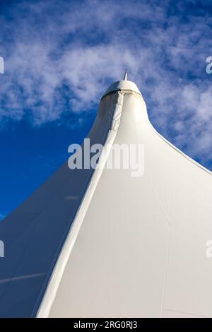 Aeroporto internazionale di Denver. Architecture Peaks contro il cielo blu Foto Stock