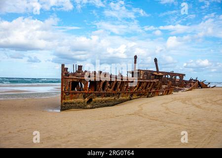 Fraser Island, naufragio dell'isola di Kgari del transatlantico SS Maheno sulla costa orientale di Fraser Island, Queensland, Australia, 75 miglia di spiaggia Foto Stock