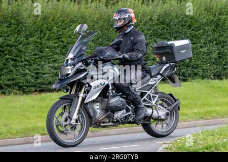 Whittlebury, Northants., UK - 6 agosto 2023. BMW GS 1200moto viaggia attraverso un villaggio inglese. Foto Stock