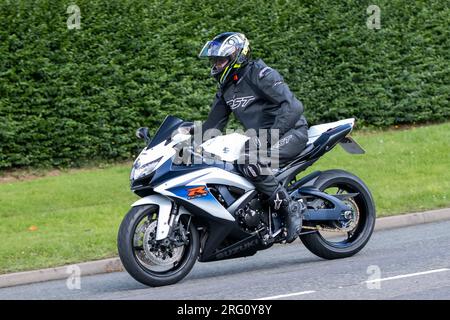 Whittlebury, Northants., UK - 6 agosto 2023. Uomo che indossa pelli da moto nere in sella a una Suzuki GSXR 750 lo del 2010 che viaggia attraverso un'Engl Foto Stock