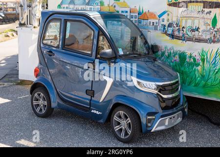 Bordeaux , Francia - 08 01 2023 : FMI Magasin Usine industrie e-PAULINE auto senza licenza con limite di velocità massimo veicolo francese Foto Stock