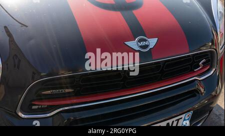 Bordeaux , Francia - 08 01 2023 : Mini cooper S Works, edizione rs, logo rosso, nero, marchio e testo dei segni di design sul modello berlina Foto Stock