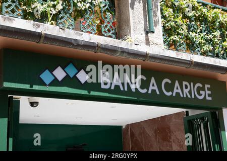 Milano , Italia - 07 25 2023 : logo Banca Carige marchio e cartellone segnaletica bancaria sulla facciata della parete Cassa di risparmio di Genova e Imperia italiano Foto Stock
