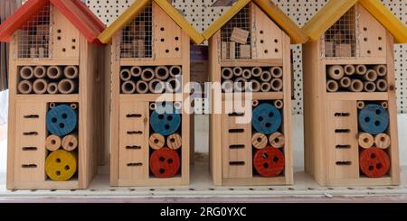 insetti, casa in legno, insetti, capanna in legno, ape da ladybird, casa di letargo delle farfalle in mostra nei negozi Foto Stock