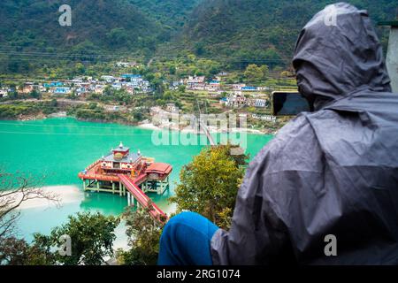 14 ottobre 2022, Uttarakhand India. Il turista cattura il tempio indù Dhari devi nel fiume Alaknanda, Rudraprayag, Uttarakhand, India. Sereno e pictur Foto Stock