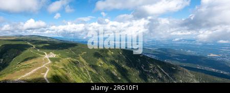 Vista dalla cima del monte Śnieżka (Sněžka) nel Parco nazionale di Karkonosze nella catena montuosa gigante al confine tra la Polonia e il Repu ceco Foto Stock