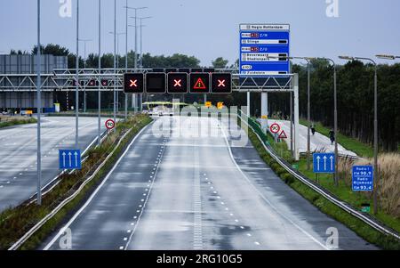 HEINENOORD - 06/08/2023, una A29 vuota per lavori sul tunnel Heinenoord. A causa di un rinnovo, il tunnel dell'autostrada A29 sarà completamente chiuso. ANP JEFFREY GROENEWEG netherlands Out - belgium Out Foto Stock