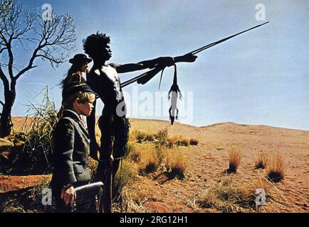 JENNY AGUTTER, DAVID GULPILIL e LUC ROEG in WALKABOUT (1971), diretto da NICOLAS ROEG. Crediti: 20TH CENTURY FOX / album Foto Stock