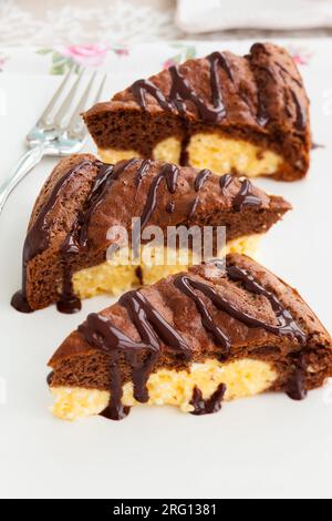 Torta al cioccolato ripiena di formaggio cremoso Foto Stock