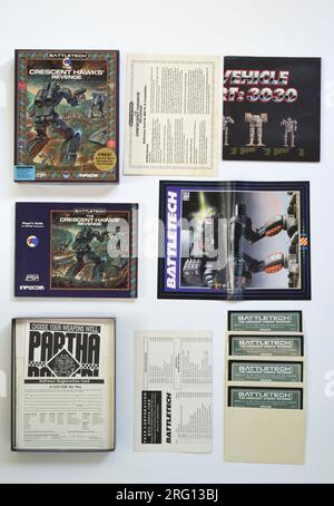 BattleTech, il gioco per PC Revenge di The Crescent Hawks, copertina di Battle Mechs in combattimento Foto Stock